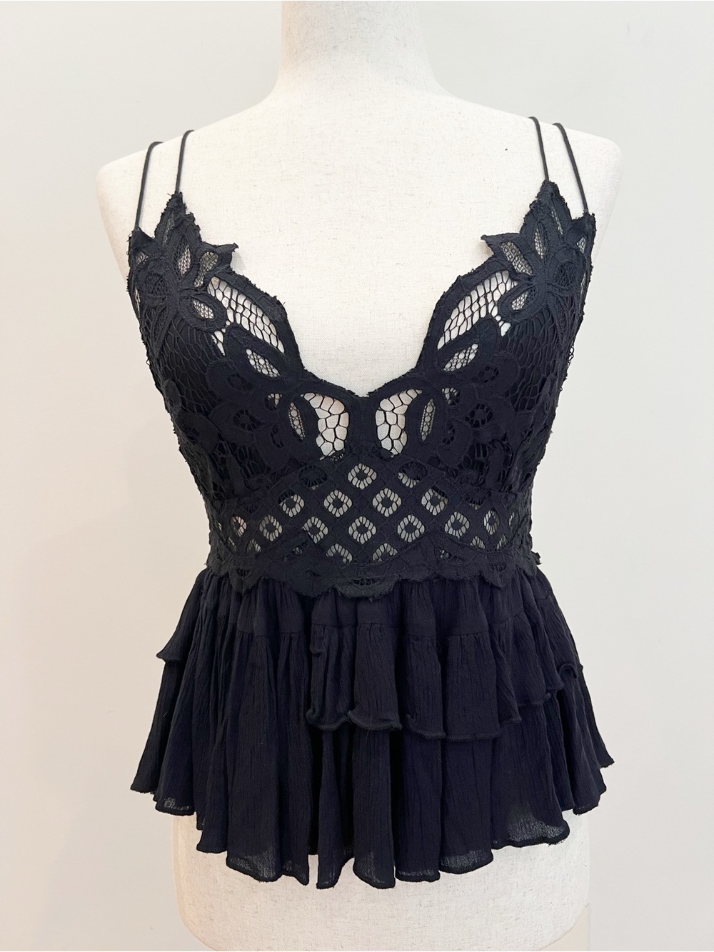 Free People Adella Cami Tank Top Womens Medium Black Lace Boho Tiered Flowy